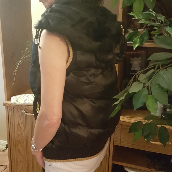 LAST 2! JUNIORS Black Puffer Vest - Picture 7 of 8